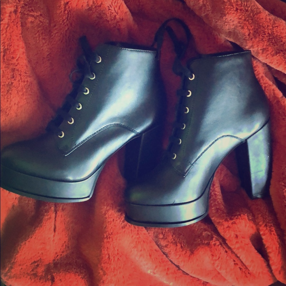 Super cute blackplatform booties! Perfect for fall